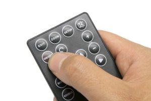 Mano su telecomand tv