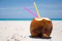 Noce di cocco su spiaggia tropicale